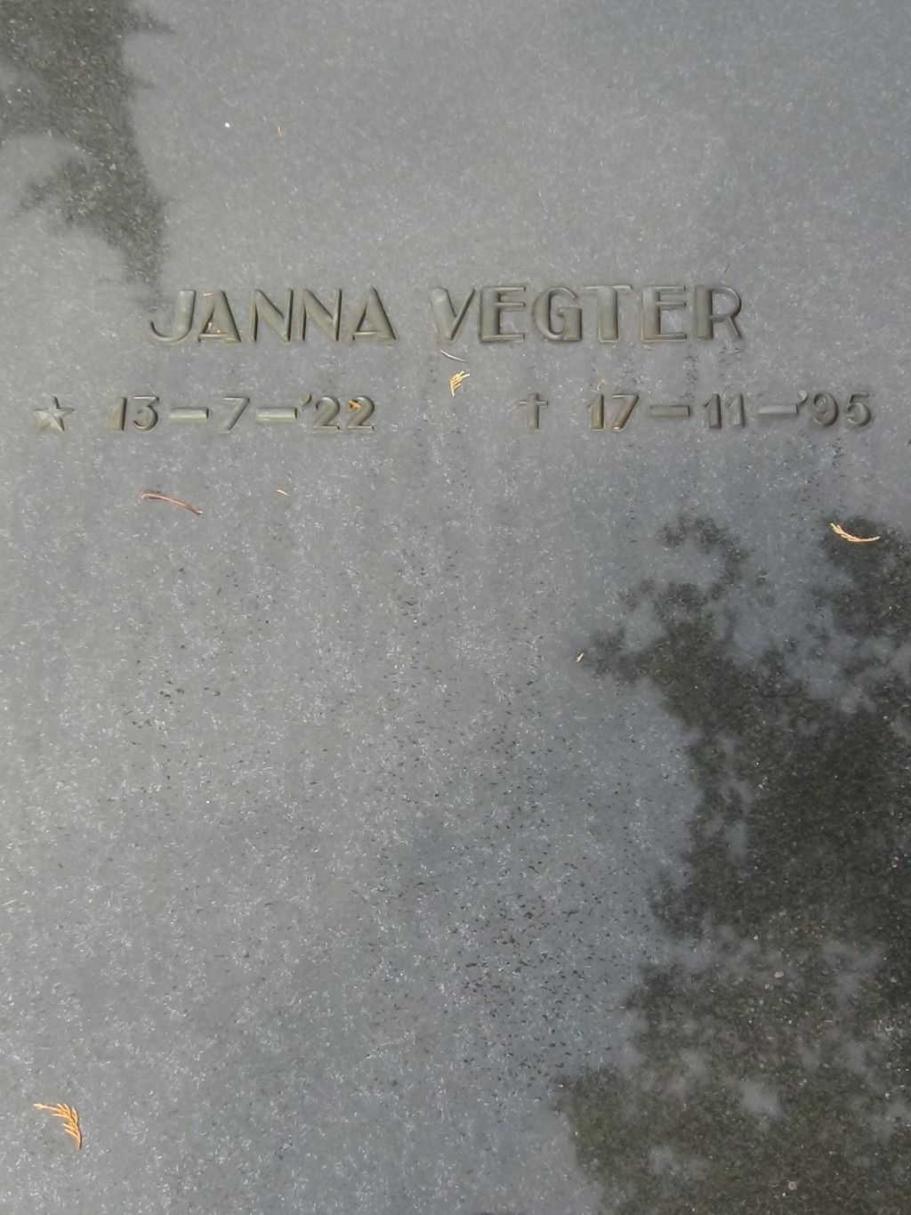 v5519_vegter_janna_g1922_o1995_grafsteen.jpg